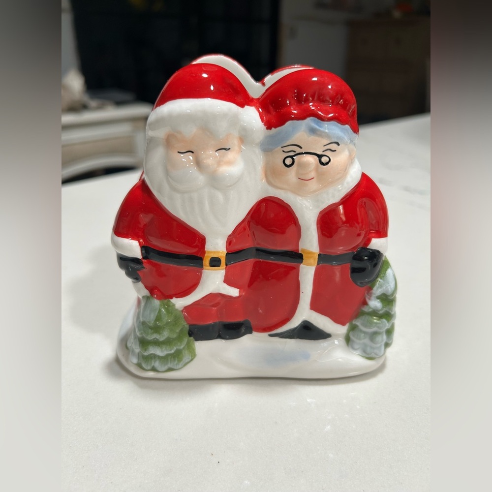 PUBLIX SEASON GREETINGS SANTA AND MRS. CLAUS LIMITED EDITION NAPKIN HOLDER